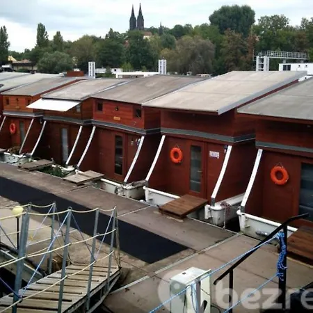 Houseboat Ginger Prag
