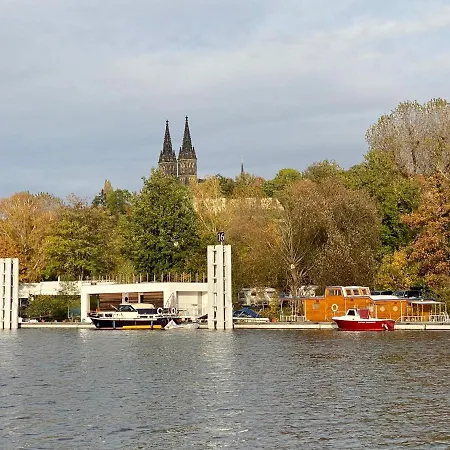 Houseboat Ginger Båthotell Prag