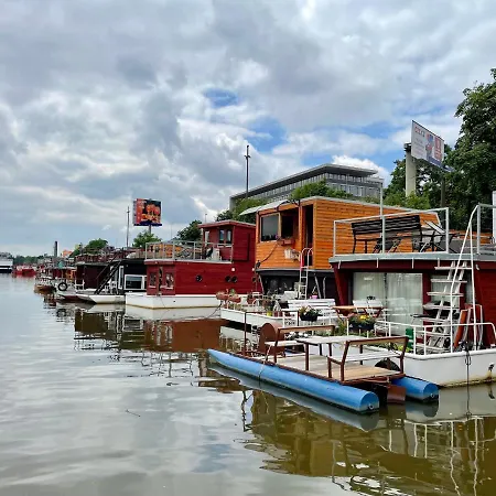 Houseboat Ginger Prague